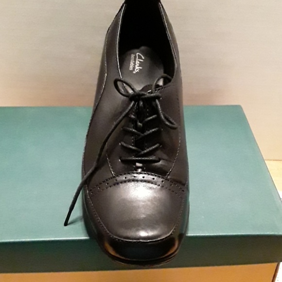Clarks Women  Shoes - Picture 2 of 5